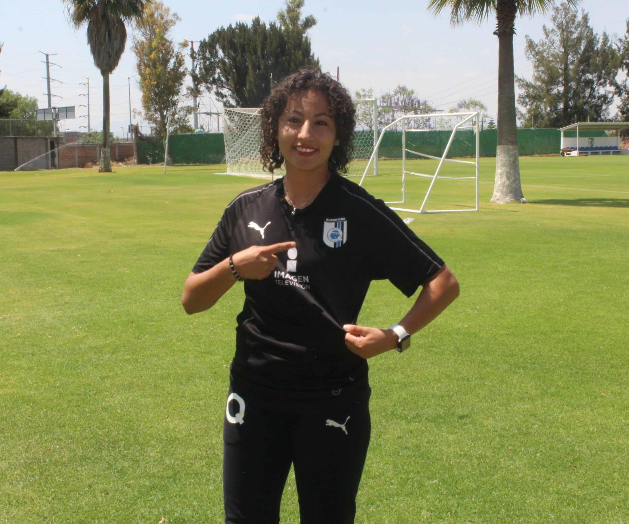 Tamara Romero, la policía federal que defiende la cancha de Gallos Blancos Tamara Romero, la policía federal que defiende la cancha de Gallos Blancos