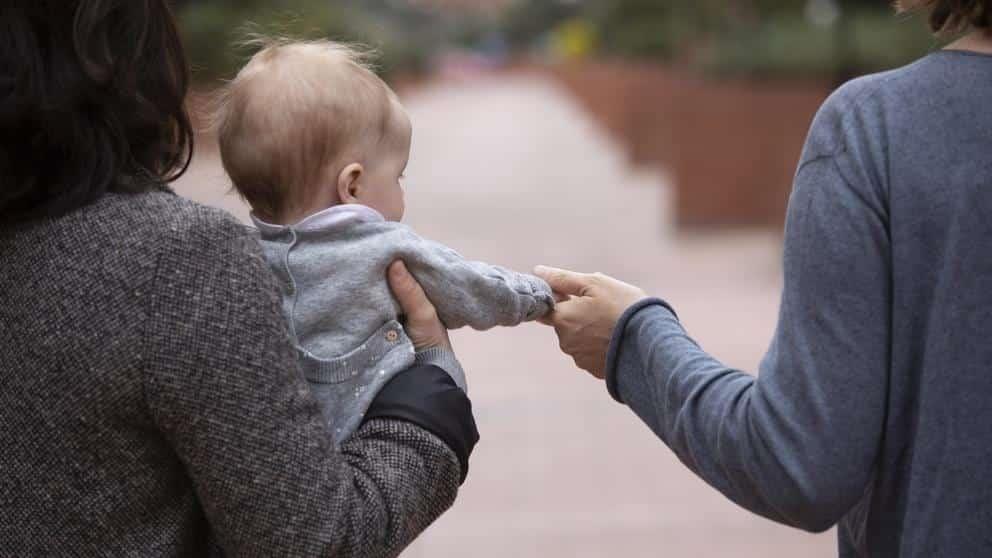 Los estigmas sociales de la paternidad y maternidad adoptiva