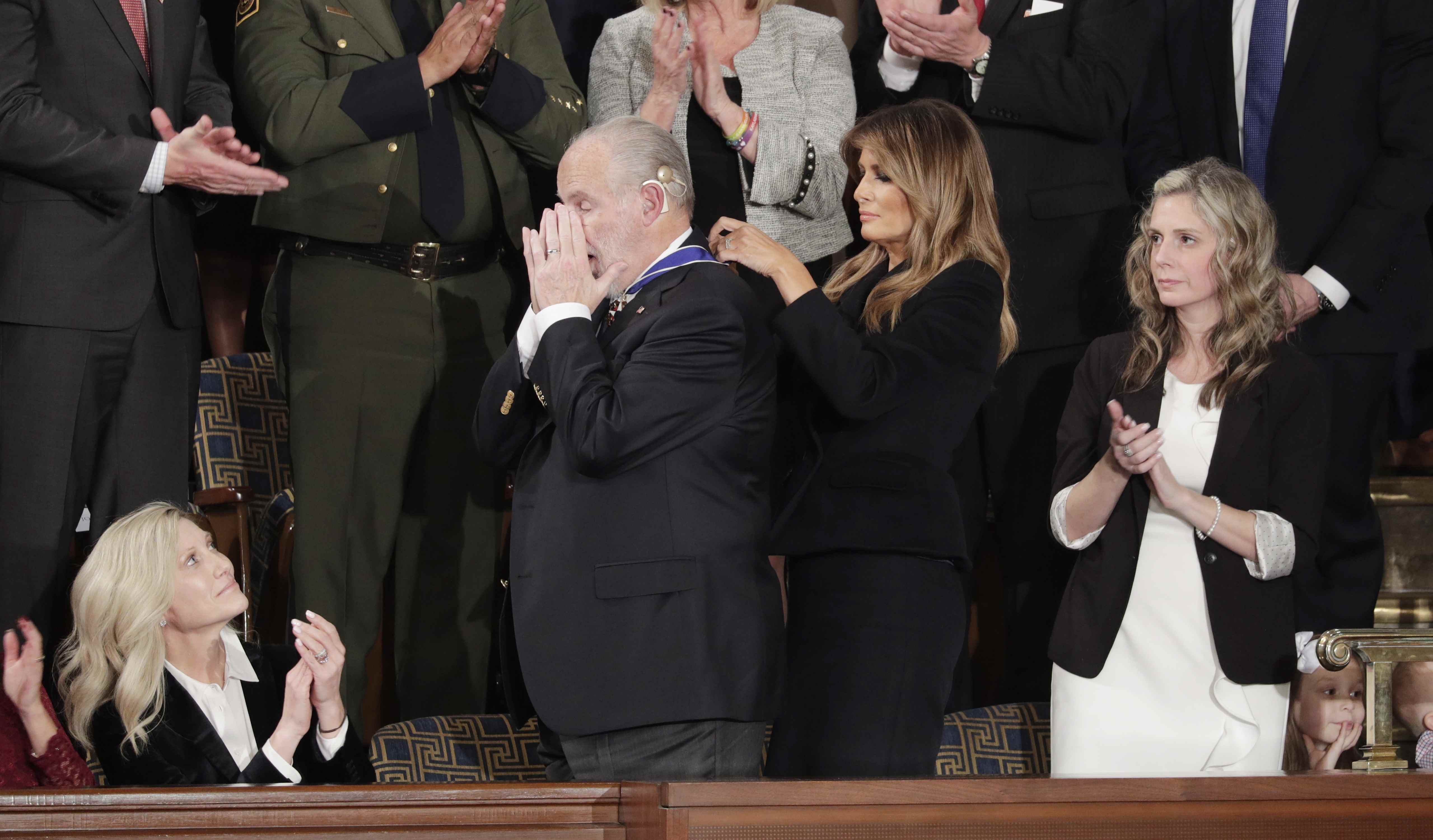 ¿Quién es Rush Limbaugh, el creador del término "feminazi" premiado por Donald Trump?