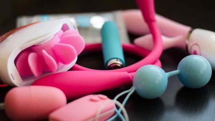 ¿Cómo usar de forma segura tus juguetes sexuales esta cuarenta?