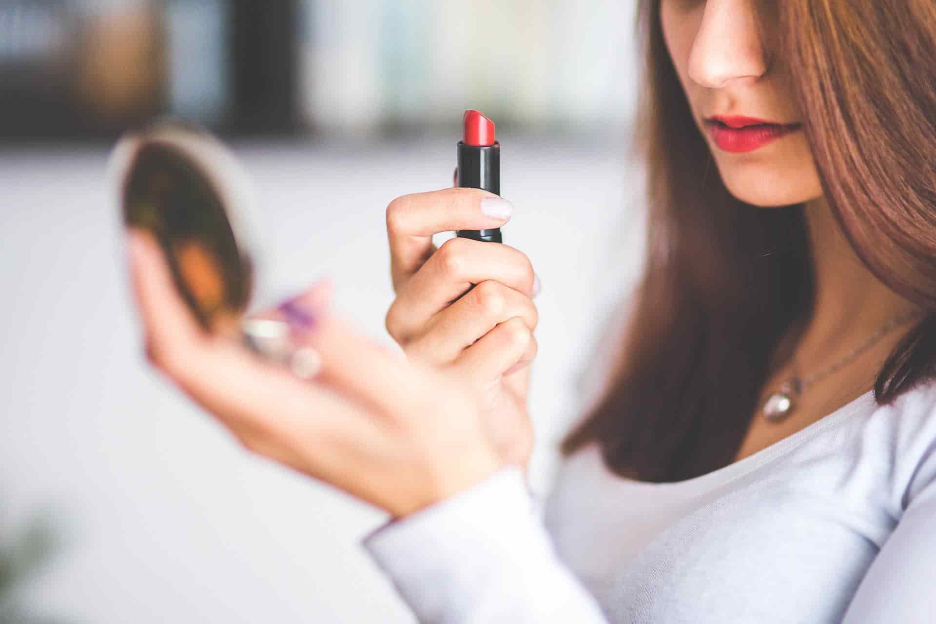 Labios rojos para subir el ánimo en tiempo de crisis Labios rojos para subir el ánimo en tiempo de crisis