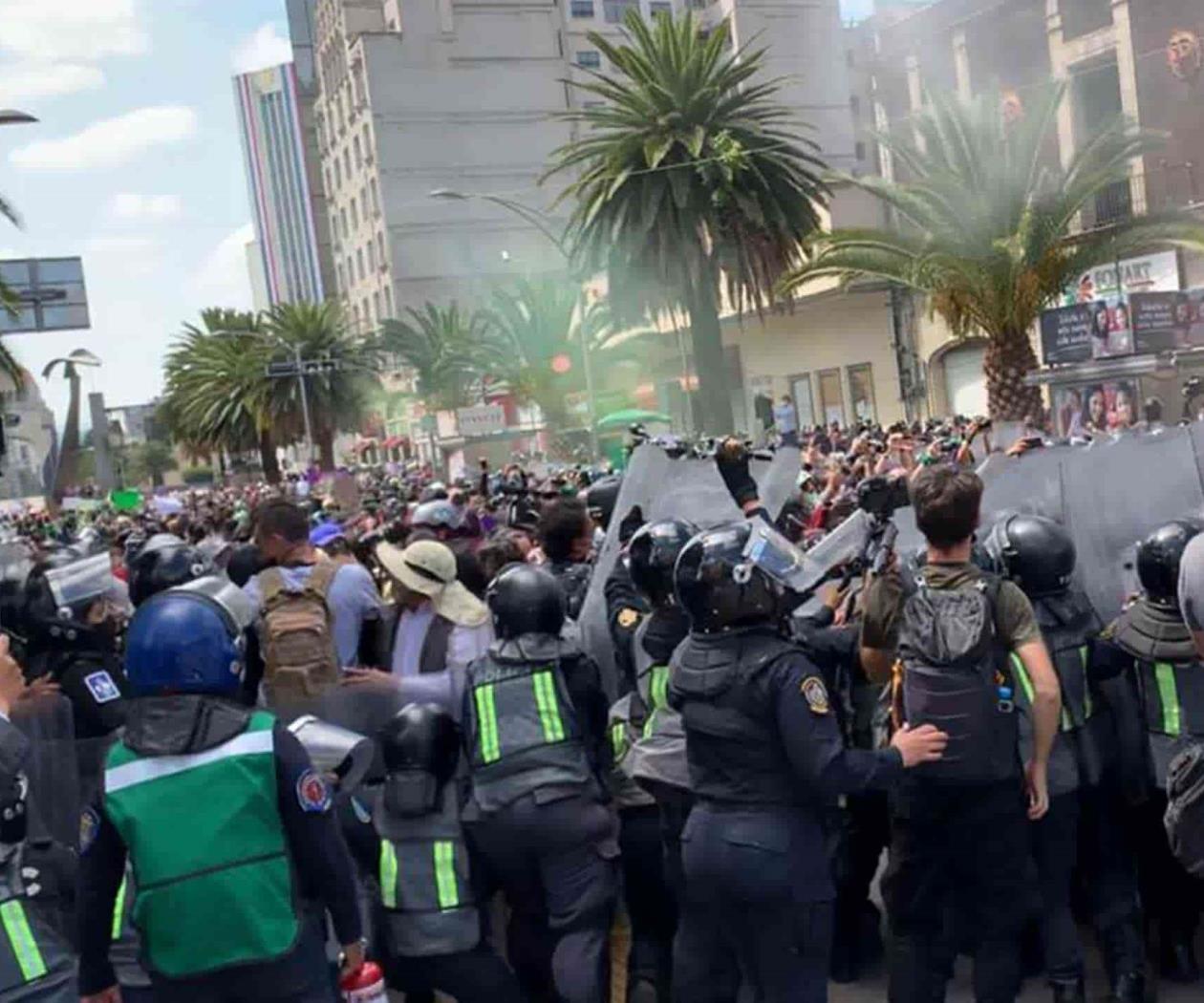 Feministas exigen aborto legal en el país; van hacia la antimonumenta Feministas exigen aborto legal en el país; van hacia la antimonumenta