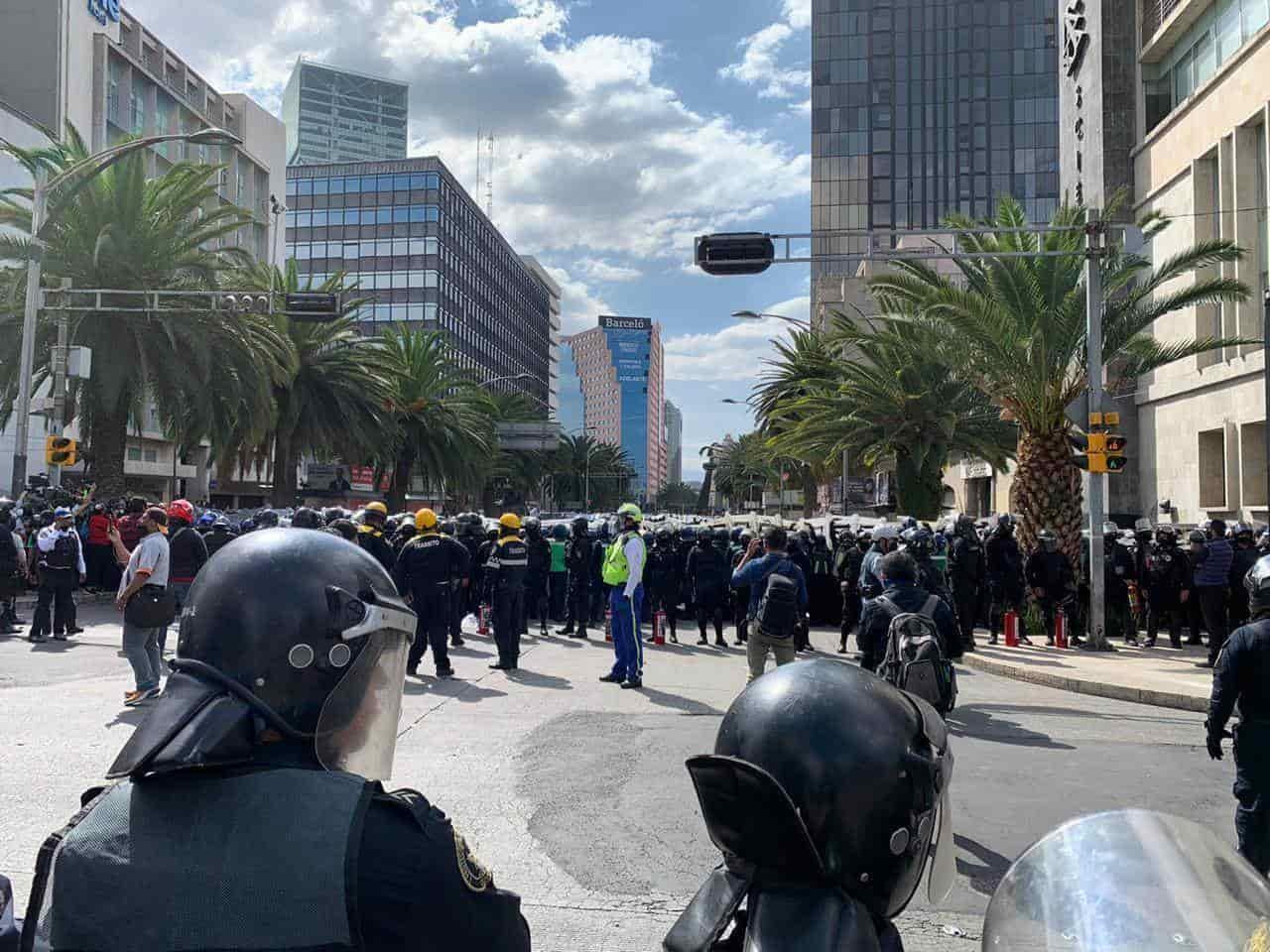 Manifestantes encapsuladas en Av. Juárez piden agua