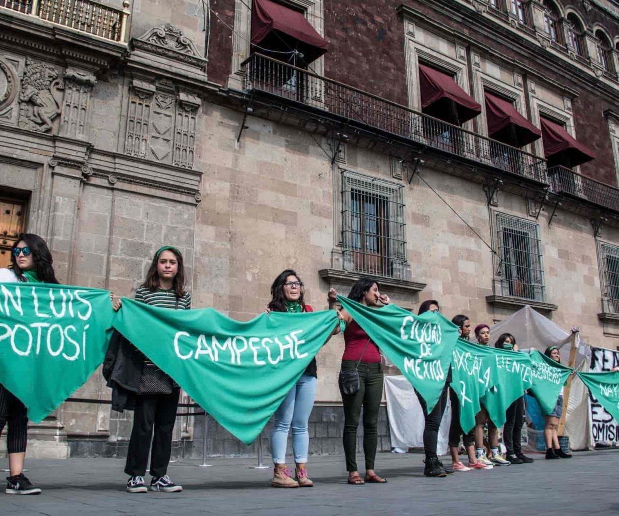 Reclaman a Morena congruencia por aplaudir aborto legal en Argentina