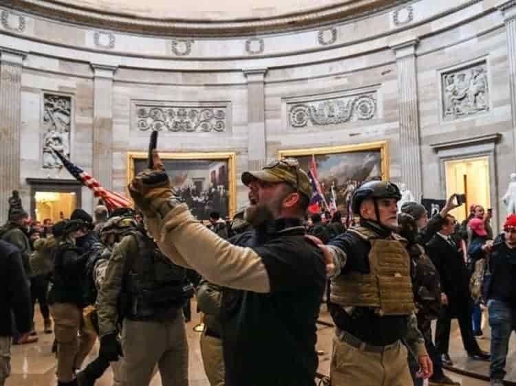"Proud Boys" y seguidores Q-Anon, los hombres que tomaron el Capitolio