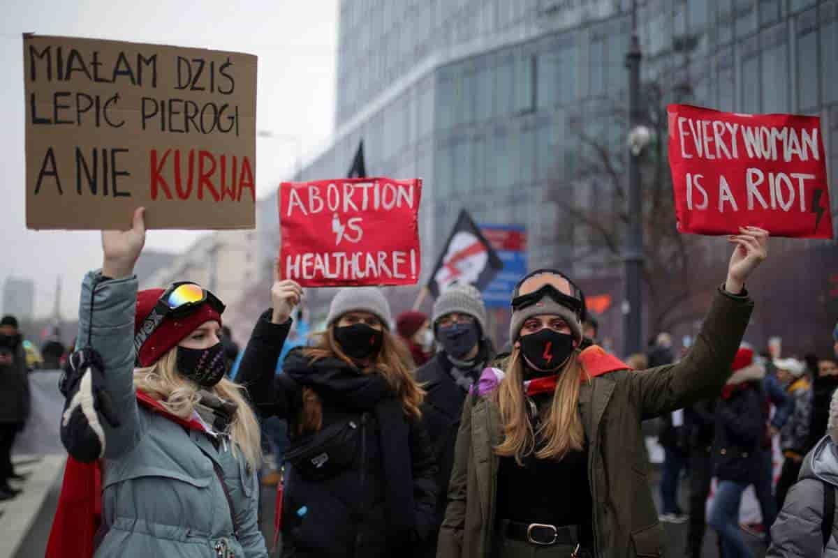 Polonia da un paso atrás en el aborto, lo declara inconstitucional
