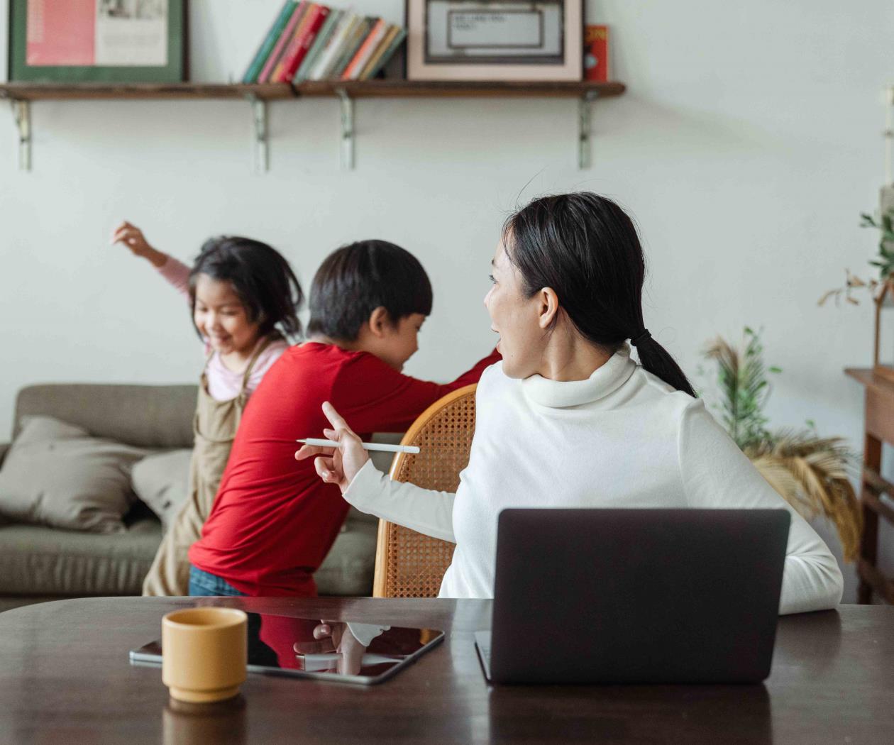Las madrugadas, el tiempo que usan las madres para hacer home office Las madrugadas, el tiempo que usan las madres para hacer home office