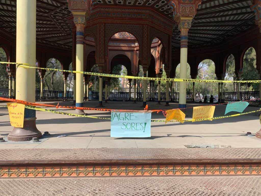 "Agresores"; mujeres hacen tendedero de denuncias en el Kiosko Morisco "Agresores"; mujeres hacen tendedero de denuncias en el Kiosko Morisco