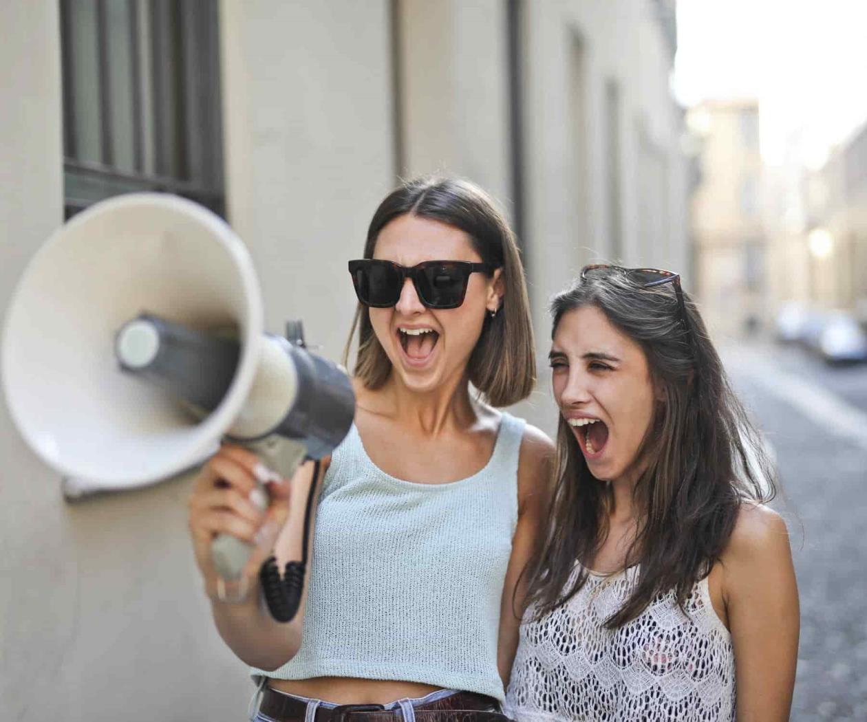 Las mujeres que hablamos fuerte y rápido