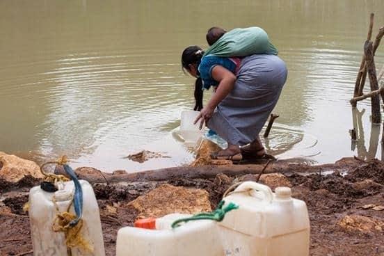 La relación entre las mujeres y la administración del agua La relación entre las mujeres y la administración del agua