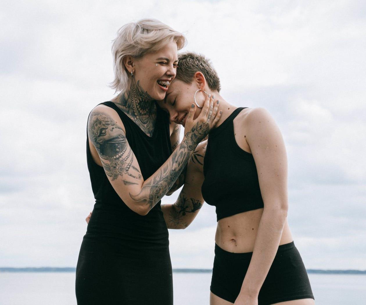 Perforaciones, tatuajes, cuernos de unicornio y lenguas de serpiente Perforaciones, tatuajes, cuernos de unicornio y lenguas de serpiente