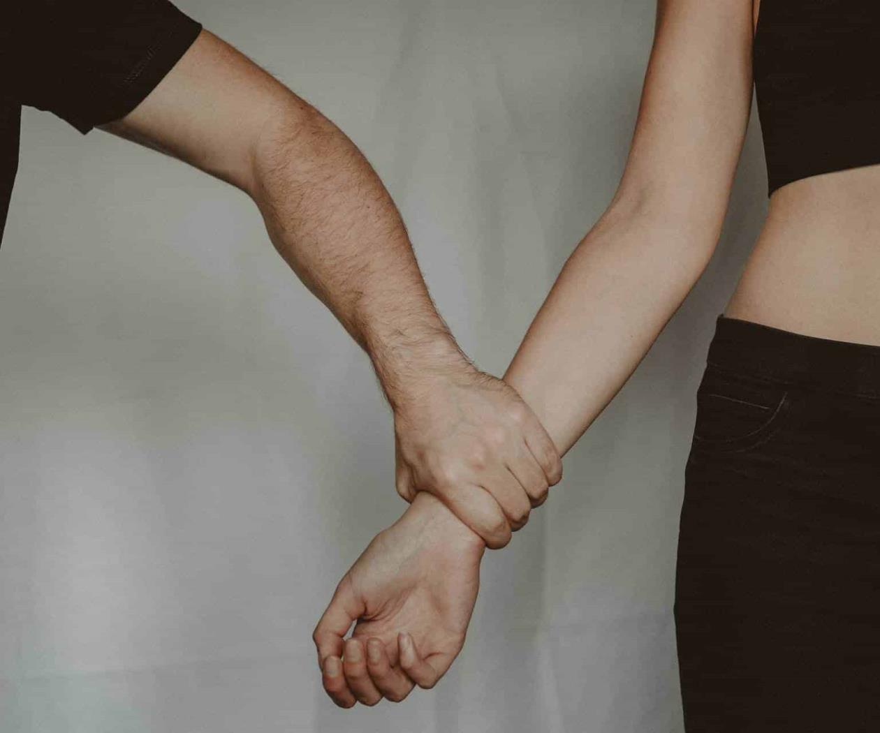 ¿Qué hacer si el novio de mi hija la maltrata? Guía para padres y madres