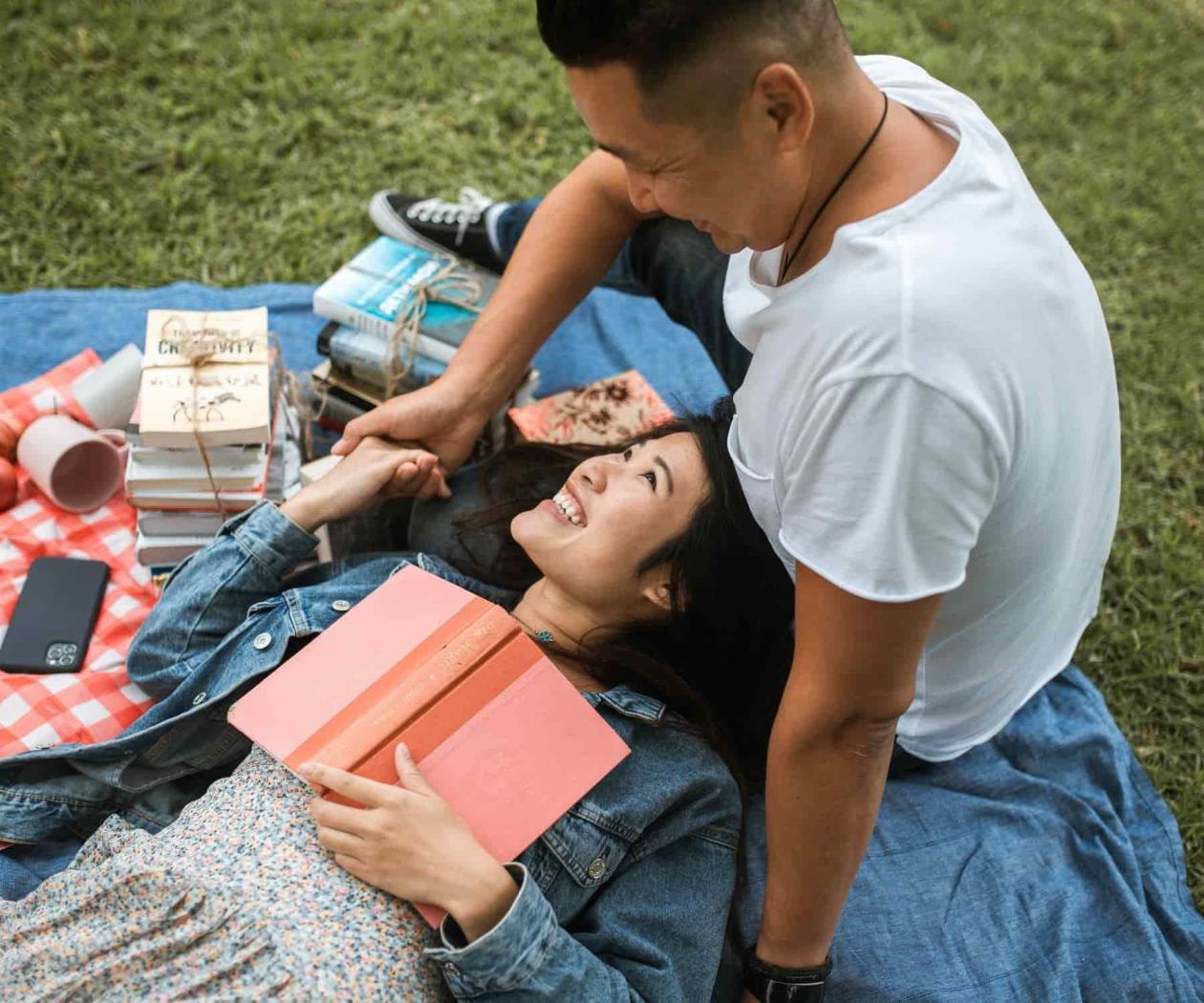 ¿Por qué los hombres deben comenzar a leer a autoras?