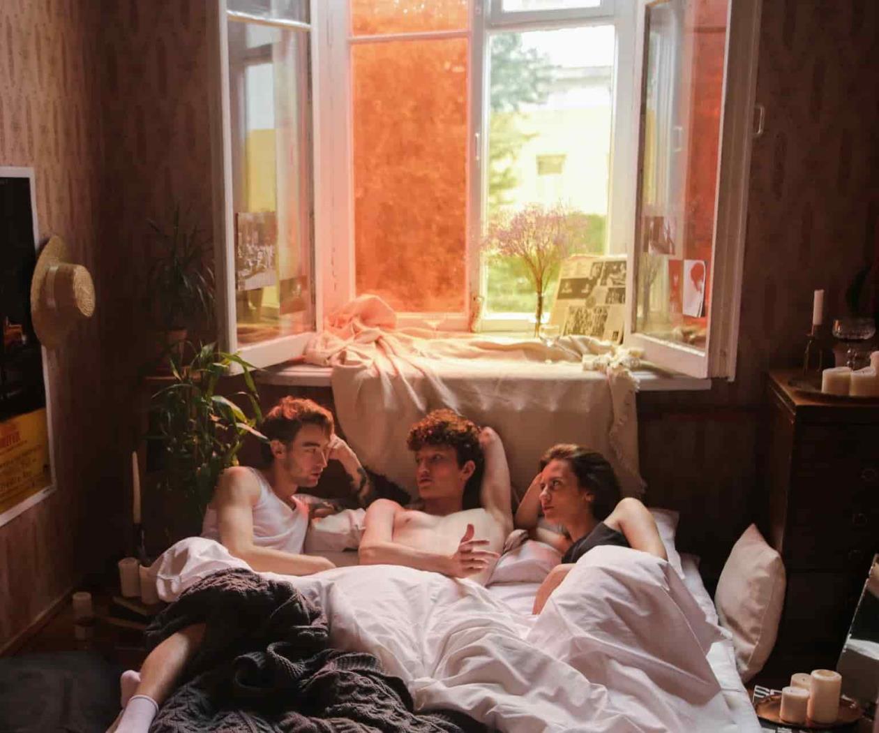 Preguntas que te puedes hacer para saber si podrías ser una persona poliamorosa Preguntas que te puedes hacer para saber si podrías ser una persona poliamorosa