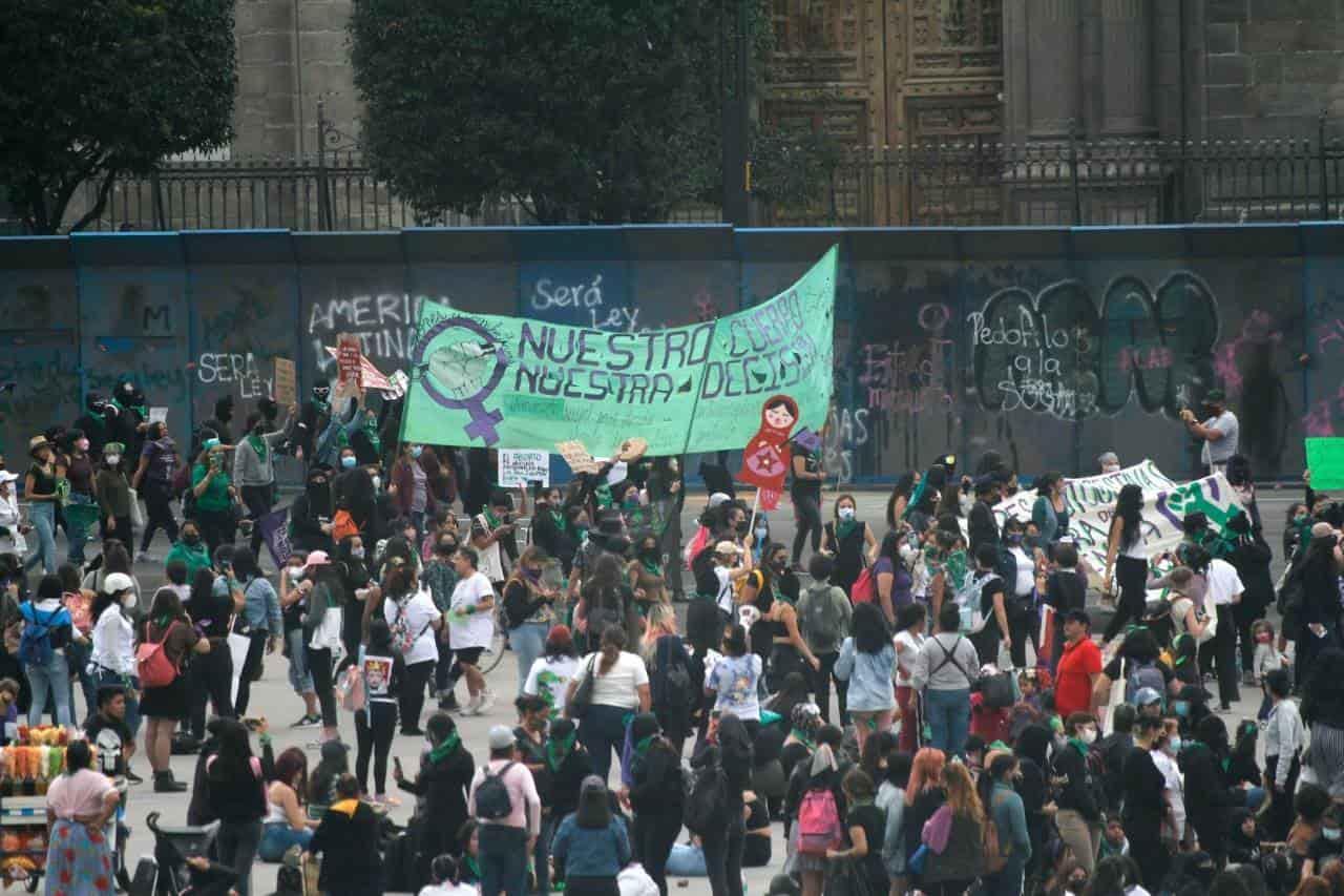 Intentan tirar vallas y también al patriarcado: marcha 28S