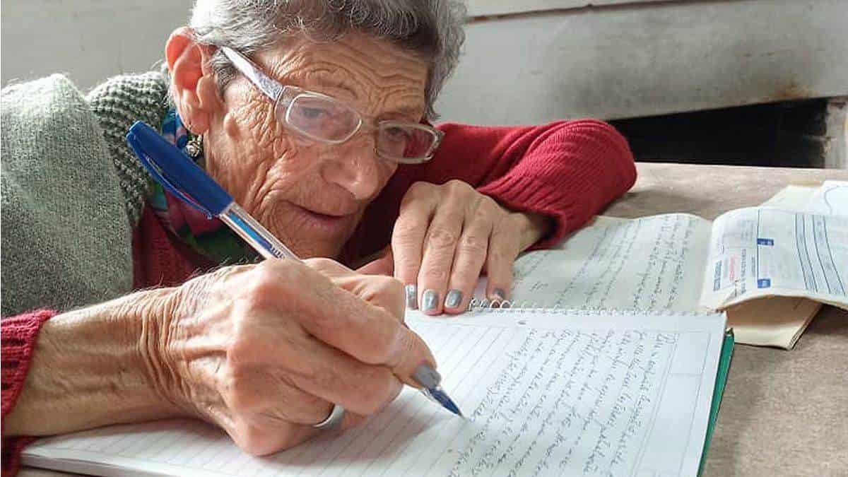 La abuelita que escribió poemas a escondidas por años, ahora hace un libro La abuelita que escribió poemas a escondidas por años, ahora hace un libro