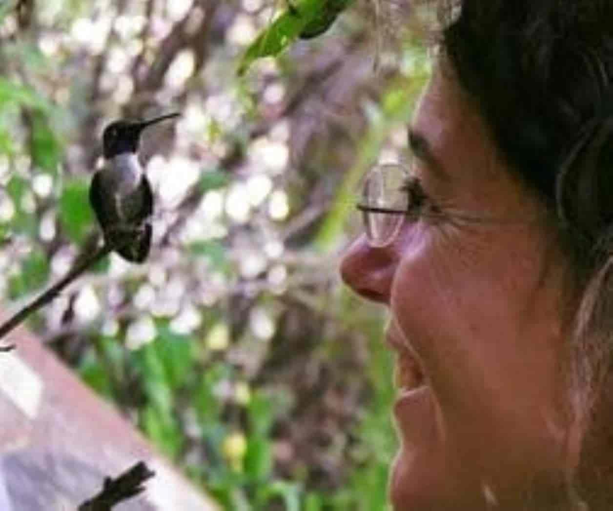 Melanie Barboni, la mujer que creó vínculos con una comunidad de colibríes