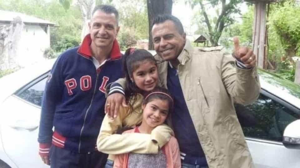 Matrimonio gay adopta a dos hermanas y evita que las separen