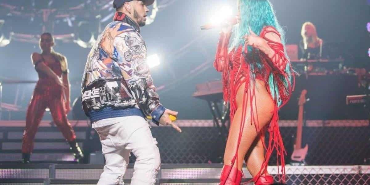 ¿Qué harías si tu ex aparece en pleno concierto? Eso le pasó a Karol G +VIDEO
