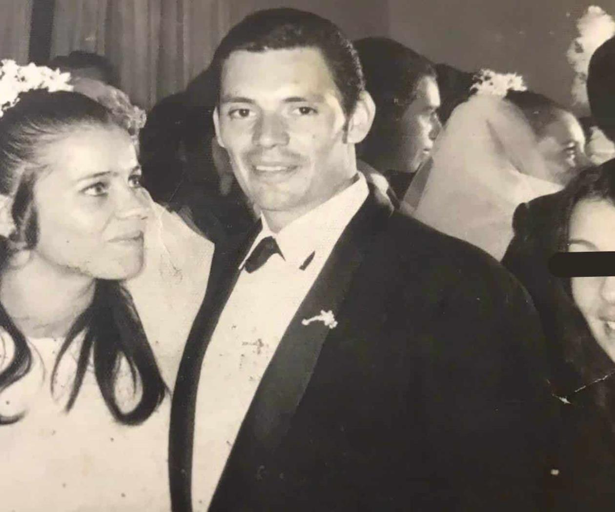 “Mi mamá se casó así de enamorada y mi papá del brazo de su amante” “Mi mamá se casó así de enamorada y mi papá del brazo de su amante”