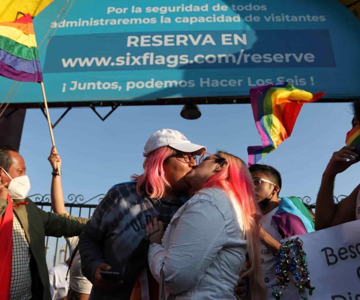 Celebran "El Besotón" contra la homofobia tras discriminación en Six Flags