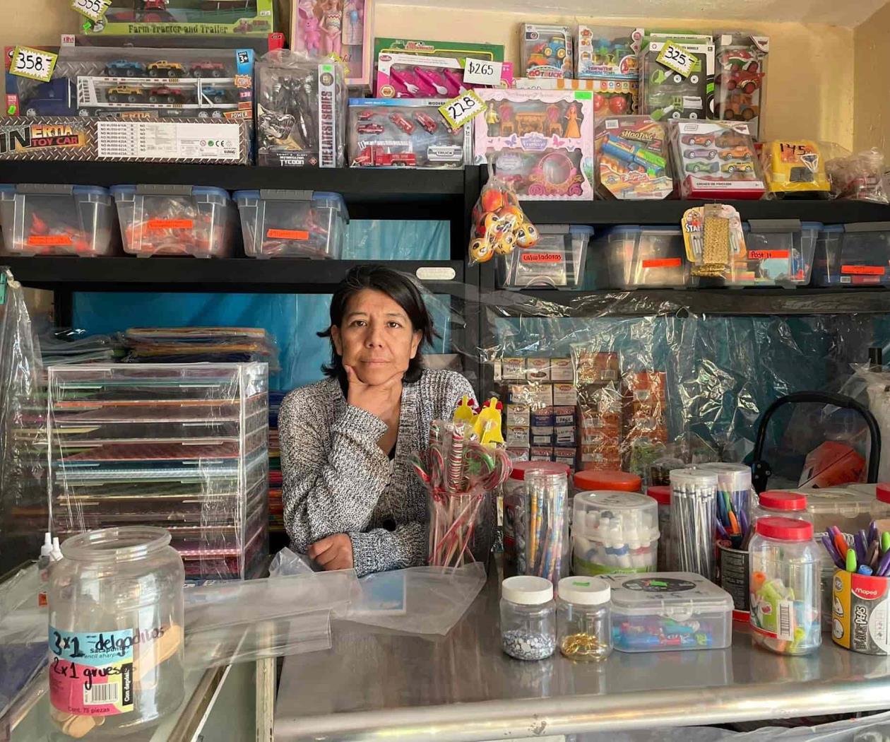 Poner un negocio para escapar de la violencia: la historia de la papelería de Maxi