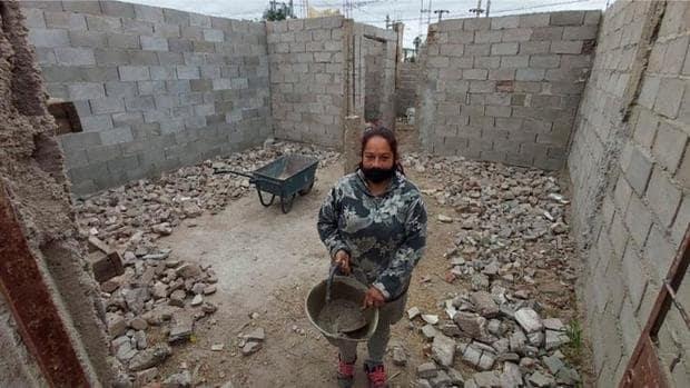 Madre sin dinero para el alquiler aprende albañilería y construye casa para sus hijos Madre sin dinero para el alquiler aprende albañilería y construye casa para sus hijos