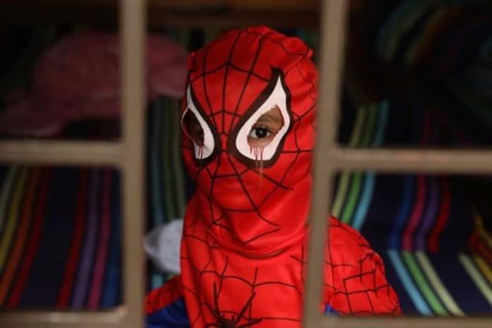 Niño de 3 años se disfraza de Spiderman para defender a su mamá de su papá Niño de 3 años se disfraza de Spiderman para defender a su mamá de su papá