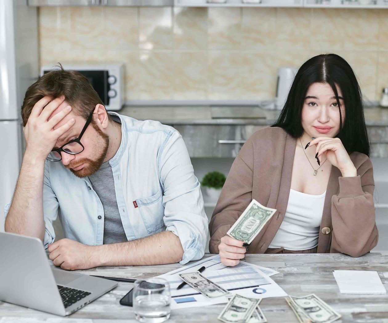 Mujeres ganan menos, pero son mejores pagadoras