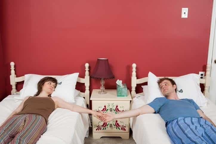 Dormir en camas separadas para mejorar la relación de pareja, nueva tendencia Dormir en camas separadas para mejorar la relación de pareja, nueva tendencia