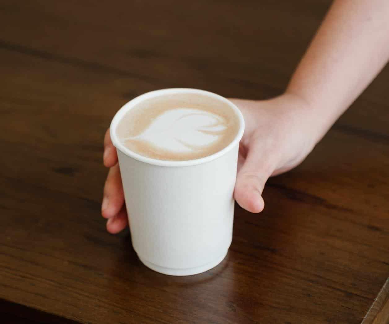 “¿Estás bien?”: barista escribe a un vaso a joven víctima de acoso “¿Estás bien?”: barista escribe a un vaso a joven víctima de acoso