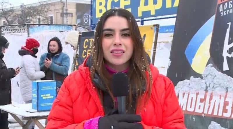 Padre ucraniano pide a reportera que se lleve a su hija, ella la adopta Padre ucraniano pide a reportera que se lleve a su hija, ella la adopta