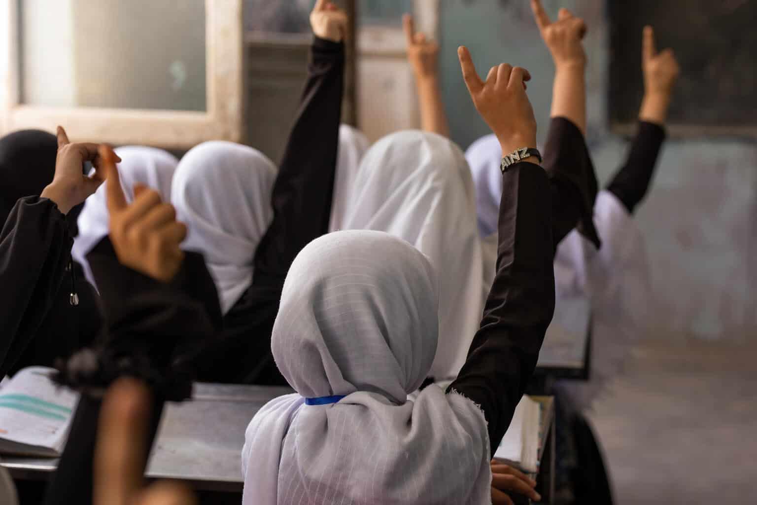 Niñas afganas regresaron llorando a la escuela; talibanes les cerraron puertas Niñas afganas regresaron llorando a la escuela; talibanes les cerraron puertas