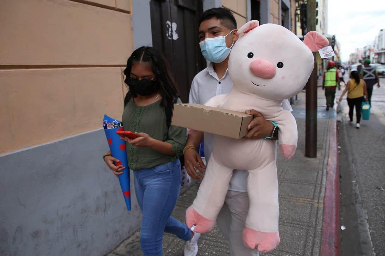 Más de 6 mil pesos gastan mexicanos en sus “canitas al aire”