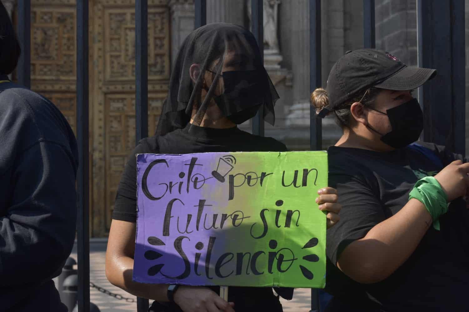 "Estamos hartas de que nos maten a nuestras hijas"; luto nacional "Estamos hartas de que nos maten a nuestras hijas"; luto nacional