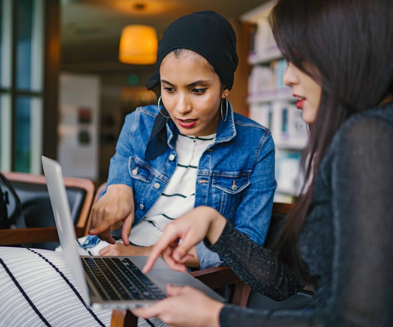 Hijas de mujeres trabajadoras son más felices; afirma estudio