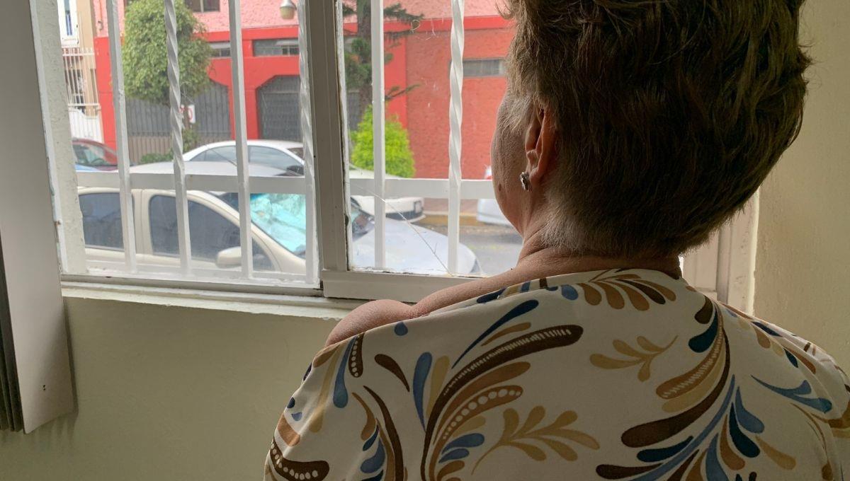 “Se hundieron mis hombros por el peso de mis pechos al amamantar” “Se hundieron mis hombros por el peso de mis pechos al amamantar”