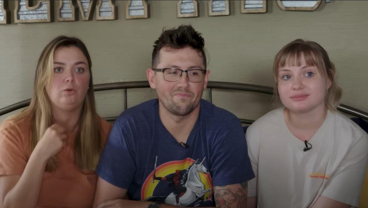 Pareja poliamorosa habla abiertamente sobre los celos en su relación Pareja poliamorosa habla abiertamente sobre los celos en su relación