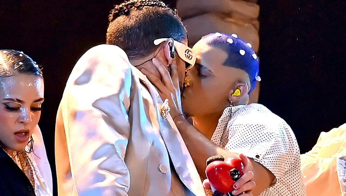 ¿Bad Bunny es bisexual por haberse besado con su bailarín? ¿Bad Bunny es bisexual por haberse besado con su bailarín?