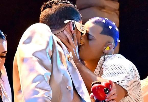 ¿Bad Bunny es bisexual por haberse besado con su bailarín?