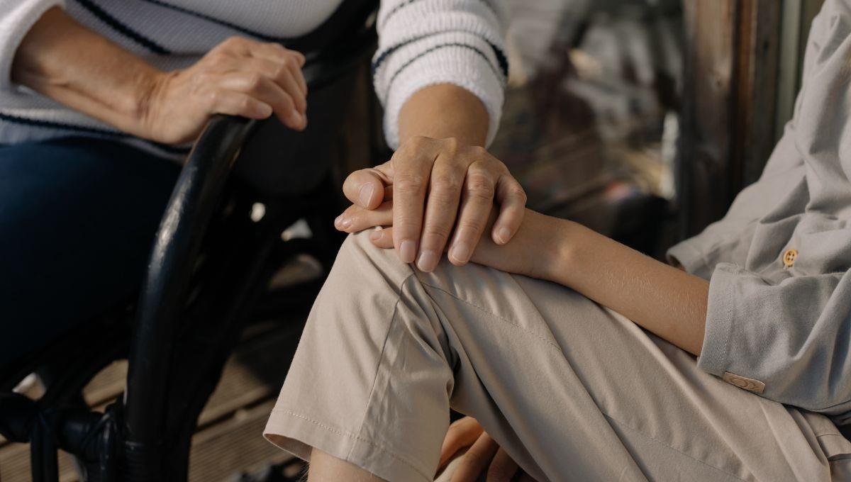 Abuelita muere por tomar jabón de trastes en asilo en lugar de jugo