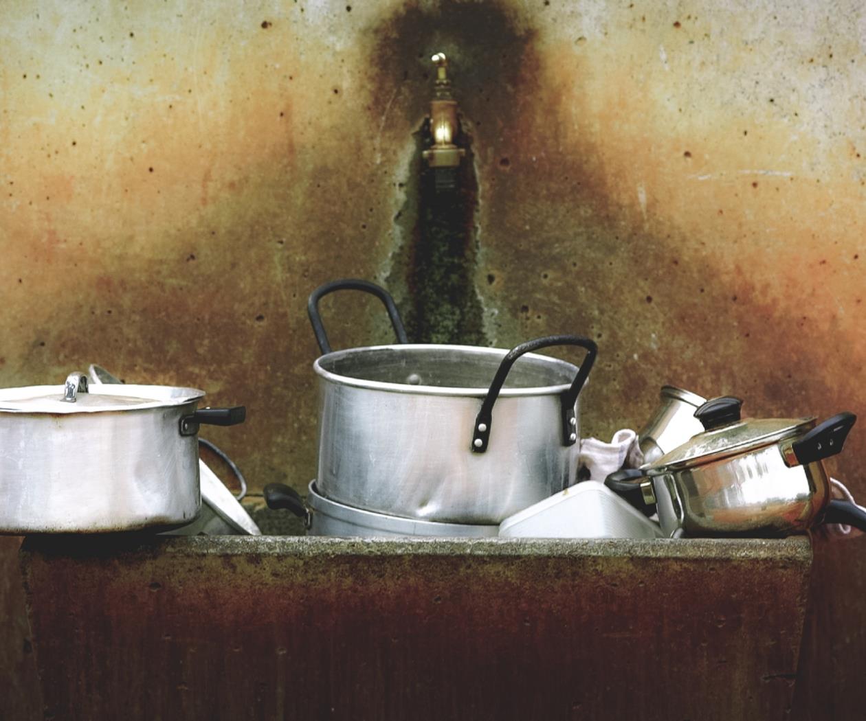 ¿¡Me estás oyendo, inútil!? Mujer regresa de viaje y su esposo tiene la casa hecha un chiquero