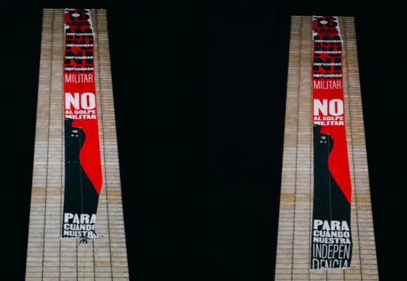 Despliegan manta monumental en Estela de Luz vs la militarización