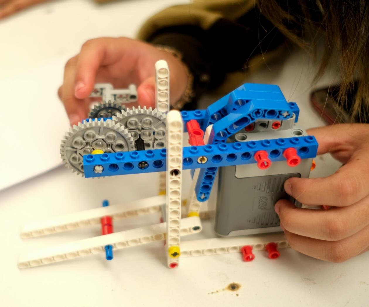 ¿Por qué tan pocas niñas sueñan con ser ingenieras, físicas o astronautas? ¿Por qué tan pocas niñas sueñan con ser ingenieras, físicas o astronautas?