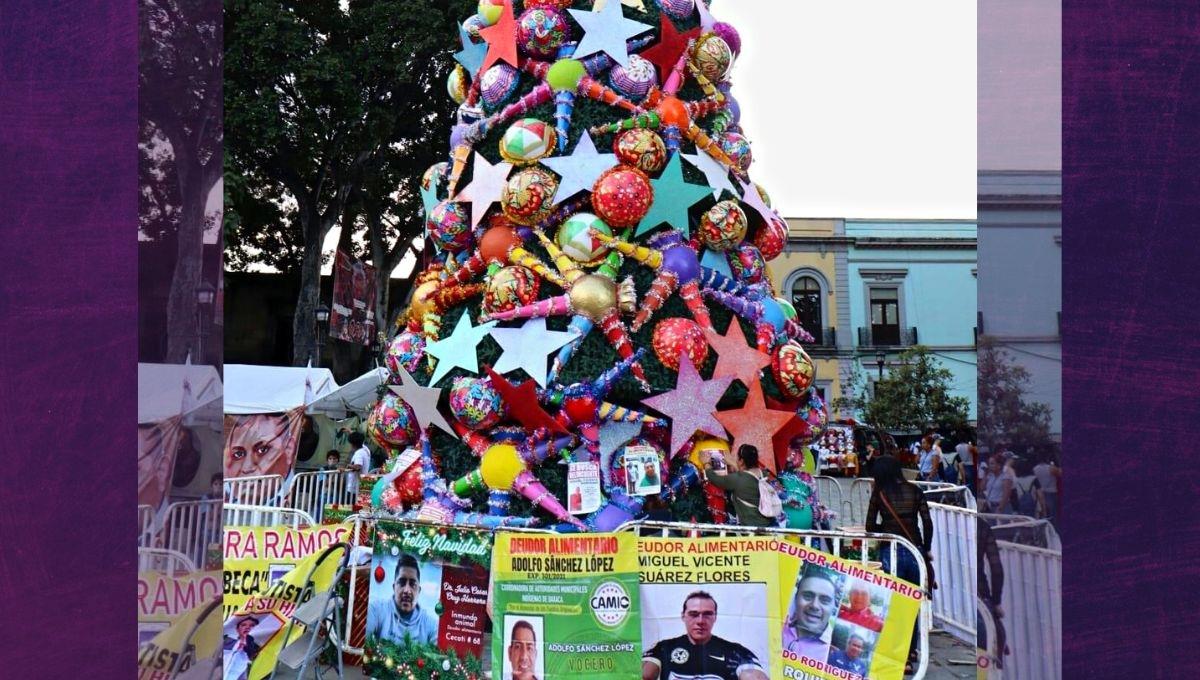Mujeres en Oaxaca intervienen árbol navideño y colocan fotos de deudores alimentarios Mujeres en Oaxaca intervienen árbol navideño y colocan fotos de deudores alimentarios