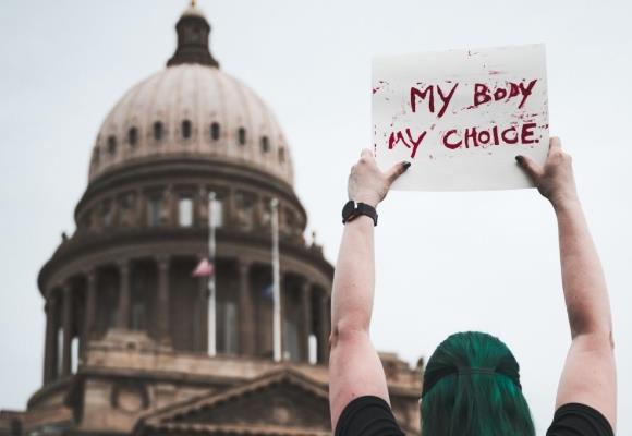 Aumenta significativamente tasa de suicidios en mujeres al restringirles el derecho al aborto