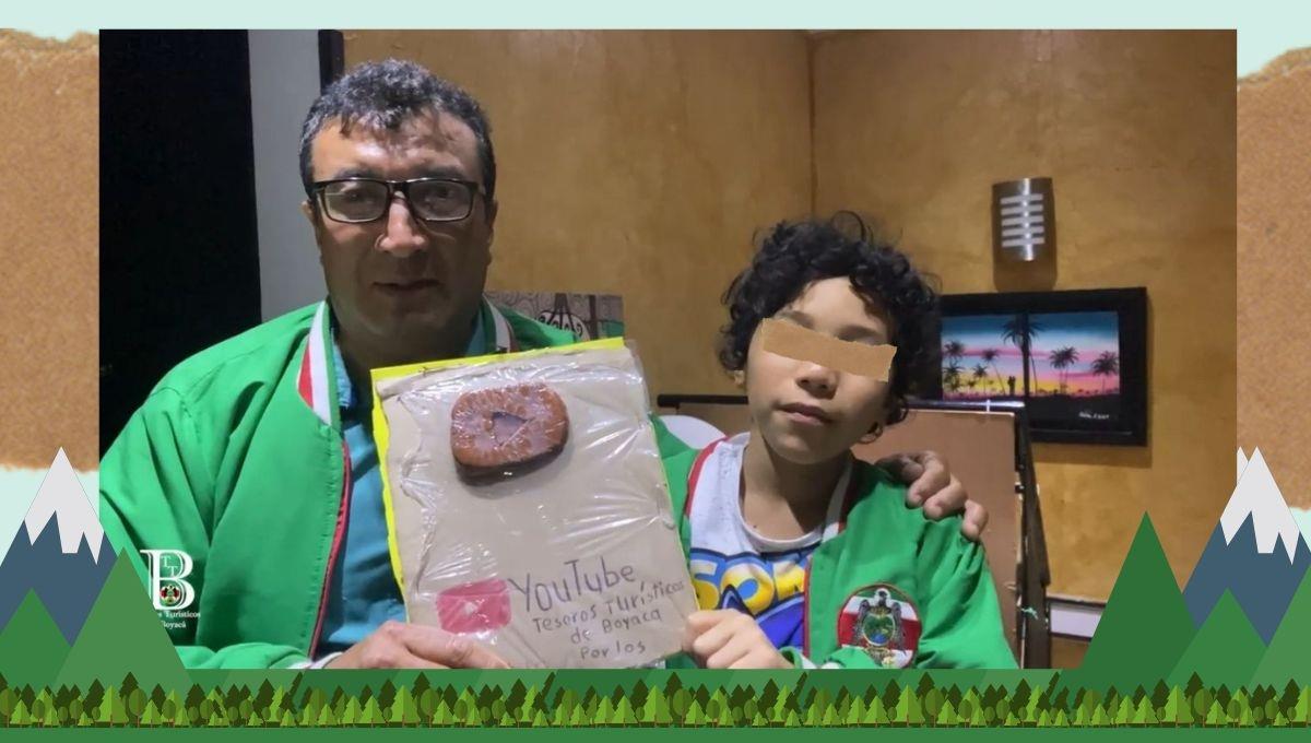 Niño le entrega placa de plastilina a su papá para motivarlo a continuar con su canal
