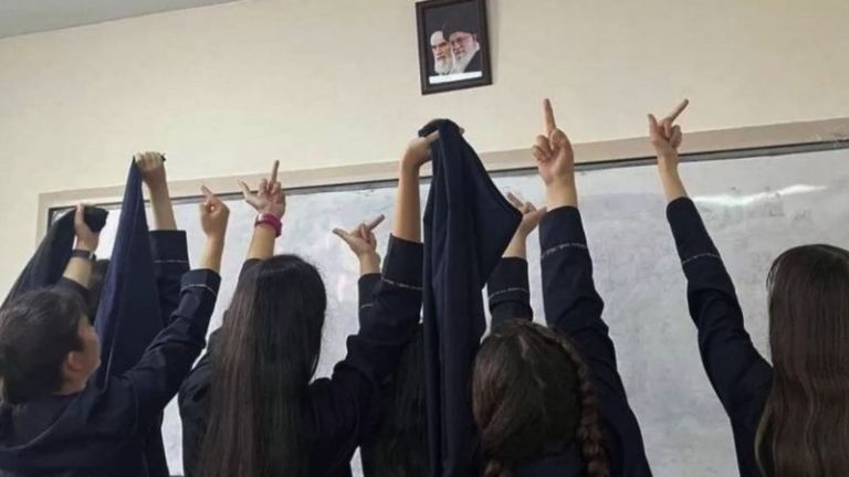 niñas protestando en escuela iraní