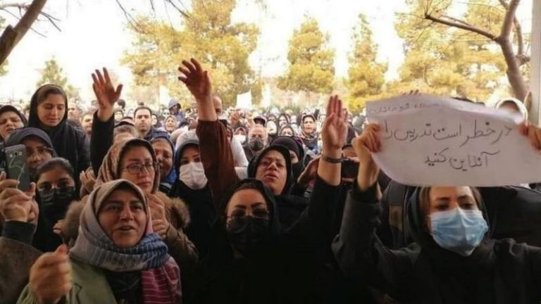 madres protestando por envenenamientos en irán