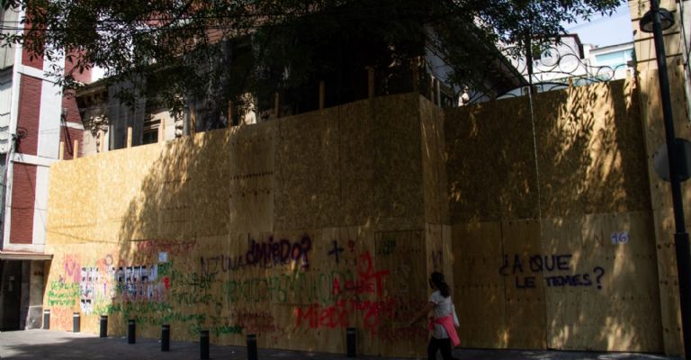 Barricada de madera protege casa de Andrés Roemer en CDMX